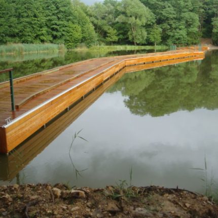 Les flotteurs sont cachés par de la défense en bois